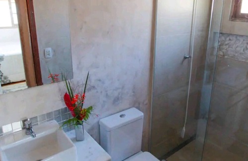 Lagoa da Conceicao House | Tranquil Retreat with Hot Tub in Tropical Garden Oasis