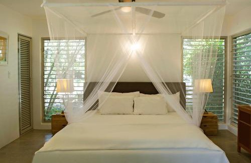 English Harbour House | Cozy Gatehouse: Walk to the Marina, Guest Rated 9/10