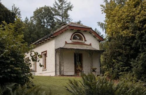 Scotshouse House | Discover The Gatelodge, Hilton Park: Pet-Friendly Retreat
