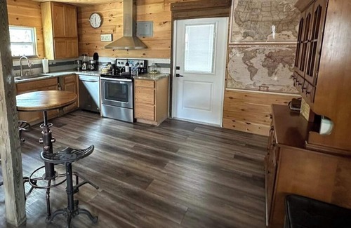 Umatilla House | Your Ideal City Escape Awaits: Pet-Friendly & Spa Access!