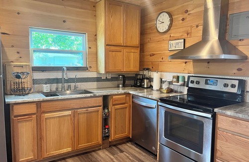 Umatilla House | Your Ideal City Escape Awaits: Pet-Friendly & Spa Access!