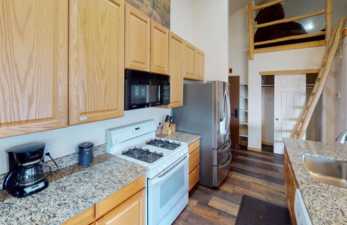 Grand Lake Cabin | Explore The Gateway Inn: Family-Friendly with Spa and Dining