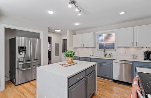 Downtown House | Historic Oakwood Gathering House with Family-Friendly Amenities