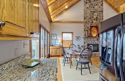 Hiawassee Cabin | Cozy 2-Bedroom Retreat in Hiawassee with Breakfast Included