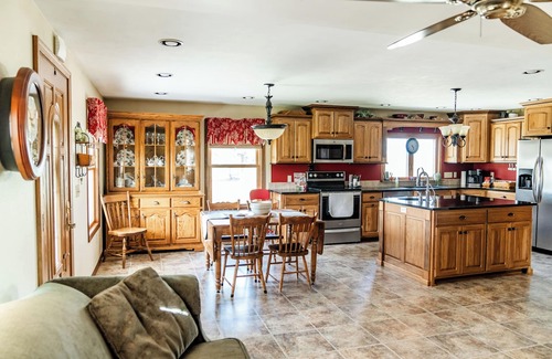 Partridge House | Experience Herren House: 6 BR Retreat with Breakfast & More