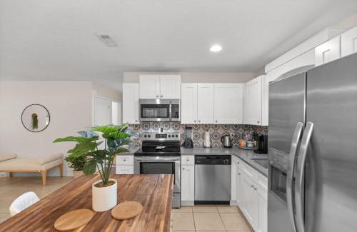 Springtree House | Gator Getaway: Enjoy a Huge Backyard & Pet-Friendly Stay