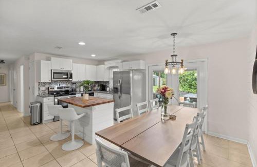 Springtree House | Gator Getaway: Enjoy a Huge Backyard & Pet-Friendly Stay