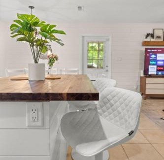 Springtree House | Gator Getaway: Enjoy a Huge Backyard & Pet-Friendly Stay