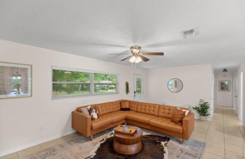 Springtree House | Gator Getaway: Enjoy a Huge Backyard & Pet-Friendly Stay