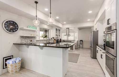 Mesa House | Experience The Gatsby: 8 Bedrooms, Pool & Golf Fun Await