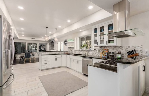 Mesa House | Experience The Gatsby: 8 Bedrooms, Pool & Golf Fun Await