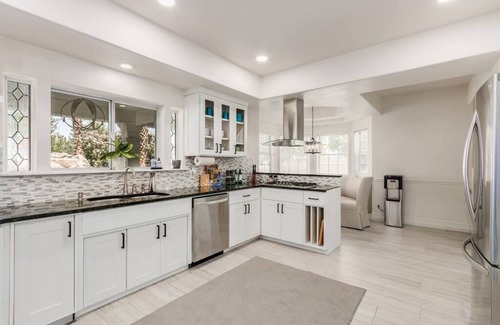 Mesa House | Experience The Gatsby: 8 Bedrooms, Pool & Golf Fun Await