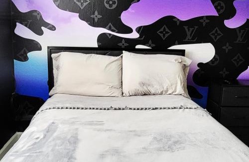 Greater East End Apartment | Trendy Den with Fast WIFI Near Downtown Houston