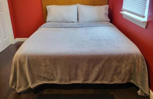 Greater East End Apartment | Trendy Den with Fast WIFI Near Downtown Houston