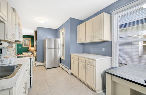 Hartford Apartment | The Gem! nCozy 1-bedroom with AC and WiFi in charming Hartford with office space
