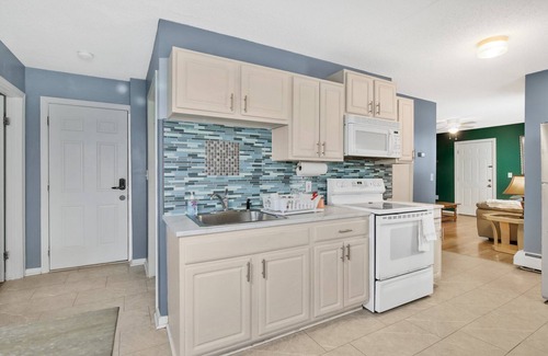 Hartford Apartment | The Gem! nCozy 1-bedroom with AC and WiFi in charming Hartford with office space