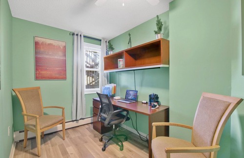 Hartford Apartment | The Gem! nCozy 1-bedroom with AC and WiFi in charming Hartford with office space