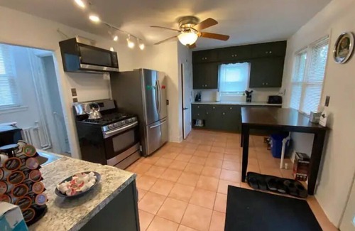 Milwaukee House | Discover The Gem of Brewers Hill with Pool & Hot Tub