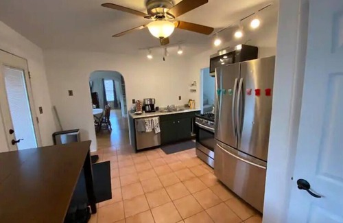 Milwaukee House | Discover The Gem of Brewers Hill with Pool & Hot Tub