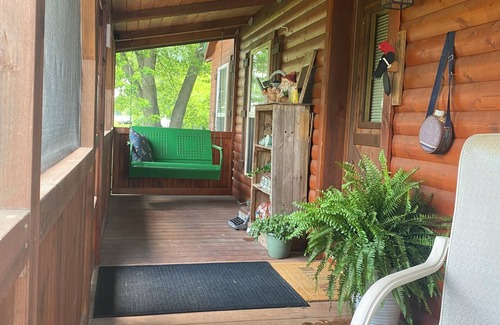 Poole Cabin | Cozy 1BR Cabin with Fireplace in Henderson Area