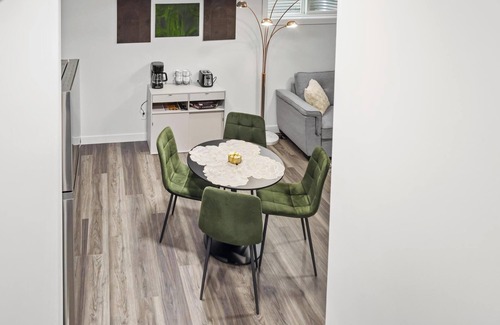 Southwest Edmonton House | The Gentle Nest Keswick | 2 Bedroom Guest Suite | Sleeps 5 | 20 mins from WEM