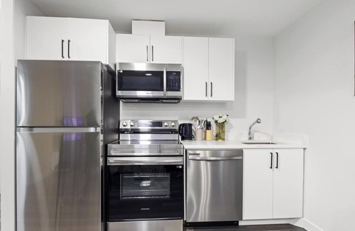 Southwest Edmonton House | The Gentle Nest Keswick | 2 Bedroom Guest Suite | Sleeps 5 | 20 mins from WEM