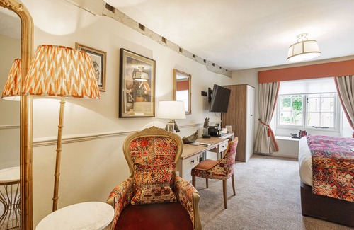 Amesbury Hotel | Inviting Stay at The George Hotel, Amesbury with Breakfast