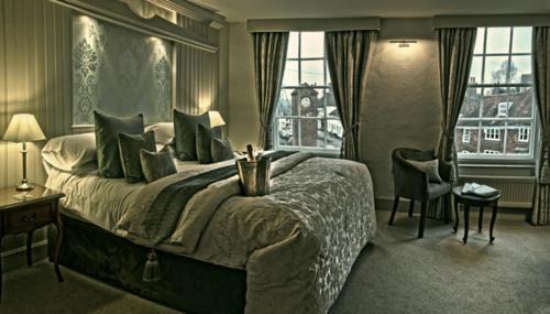 Robertsbridge Hotel | Experience The George Inn: 5-Star Comfort with Breakfast