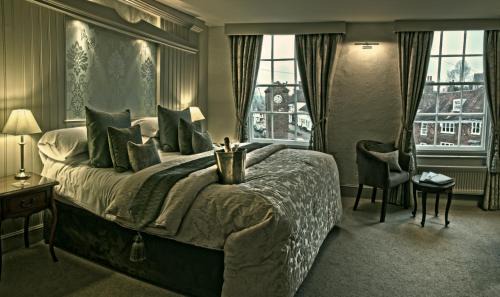Robertsbridge Hotel | Experience The George Inn: 5-Star Comfort with Breakfast