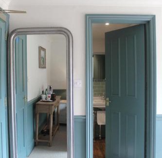 Saint Mary Bourne Hotel | Experience The George Inn: Pet-Friendly Stay in St Mary Bourne