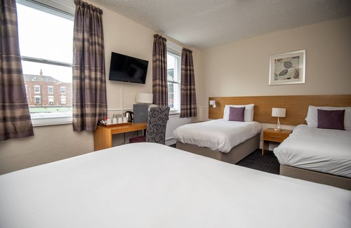 Selby Bed & Breakfast | Cozy Stays at The George Inn with Pool & Kitchen Amenities