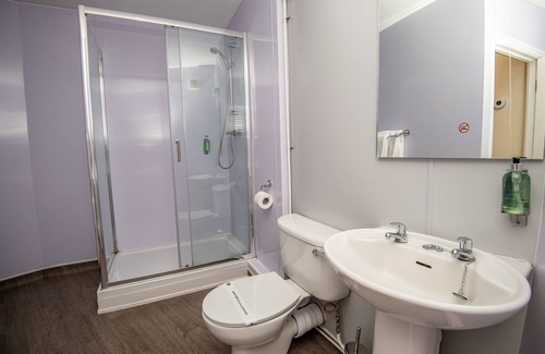 Selby Bed & Breakfast | Cozy Stays at The George Inn with Pool & Kitchen Amenities