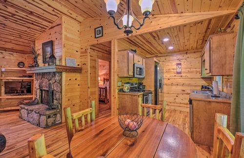 Helen Cabin | Relax at The Georgia Peach Cabin Near Downtown Helen
