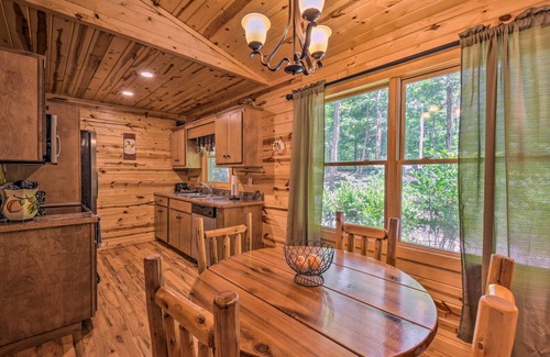 Helen Cabin | Relax at The Georgia Peach Cabin Near Downtown Helen