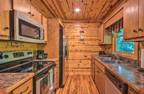 Helen Cabin | Relax at The Georgia Peach Cabin Near Downtown Helen