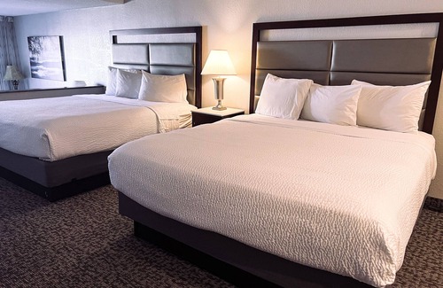 Lake George Hotel | Experience The Georgian Lakeside Resort with Pool & Dining