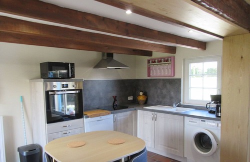 Rodelinghem Cottage | Idyllic Getaway: Pet-Friendly Lodging with Ocean Views