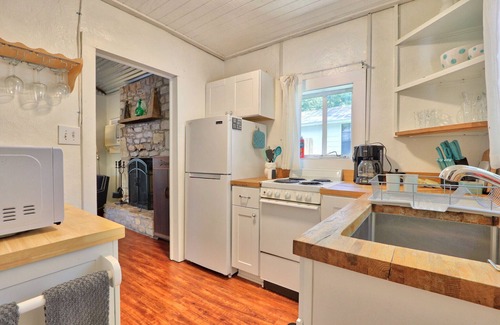 Wimberley Cottage | Vibrant Getaway on the Creek with Spa and Pet-Friendly Options