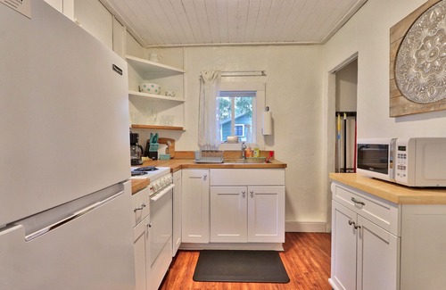 Wimberley Cottage | Vibrant Getaway on the Creek with Spa and Pet-Friendly Options