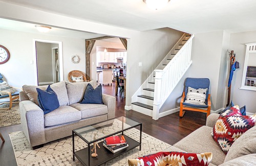 Three Oaks House | Experience The Getaway: Family-Friendly Cottage with Pool
