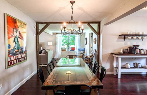 Three Oaks House | Experience The Getaway: Family-Friendly Cottage with Pool