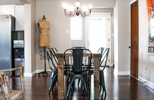 Three Oaks House | Experience The Getaway: Family-Friendly Cottage with Pool