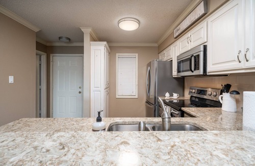 Jones Mills Condo | Unwind at The Getaway: Private Hot Tub & 10/10 Rating
