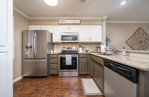 Jones Mills Condo | Unwind at The Getaway: Private Hot Tub & 10/10 Rating