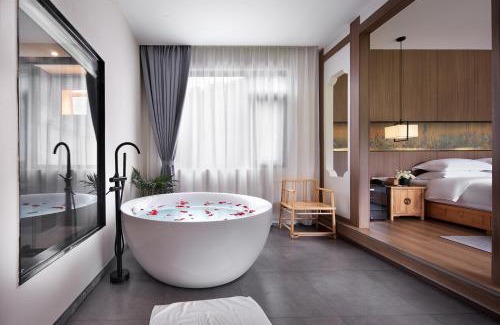 Yangshuo House | Inviting Oceanfront Retreat at The Giggling Tree