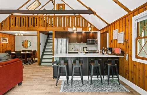 McGaheysville Cottage | Cozy Gingerbread House: 4BR Cottage with Pool & Spa