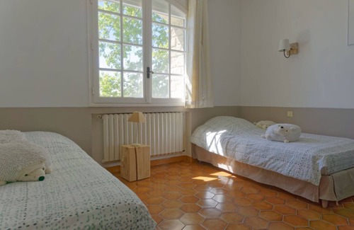 Loriol-du-Comtat House | Experience The Gîte du Barriot: Poolside Retreat in Provence