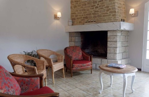 Loriol-du-Comtat House | Experience The Gîte du Barriot: Poolside Retreat in Provence