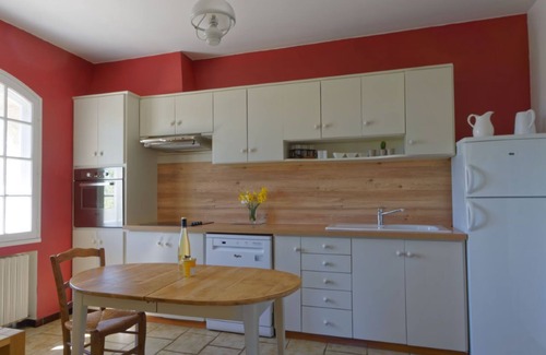 Loriol-du-Comtat House | Experience The Gîte du Barriot: Poolside Retreat in Provence