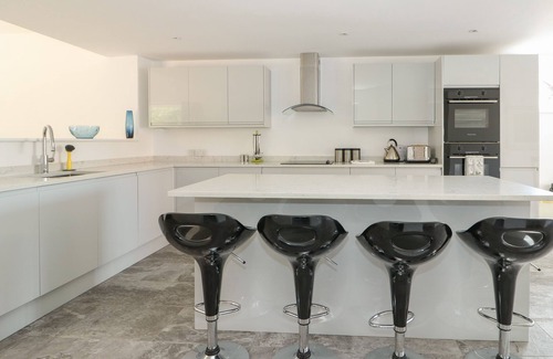 Hunstanton Cottage | Pet-Friendly Oceanfront Escape at The Glass House